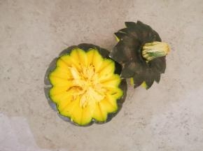 贝贝南瓜从顶部3分之一处切开，可以直接切，或者划出波浪纹。