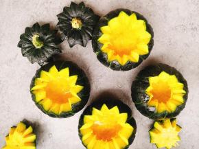 挖去里面的瓜瓤。