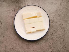 内酯豆腐切小块。