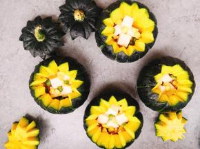 玉米粒，青豆洗净和豆腐，瑶柱放入南瓜内，瑶柱如果是个头比较大的，可以撕开。怕腥的小伙伴可以放点姜片。