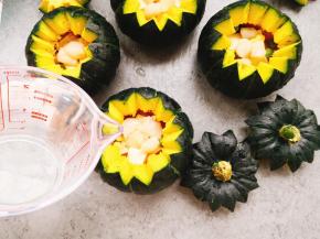 倒入适量清水。