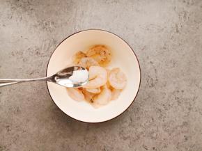 虾仁加料酒，盐腌制备用。