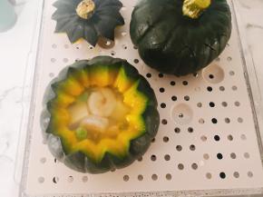 25分钟后放入腌制过的虾仁，盖上南瓜盖，继续蒸10分钟即可。