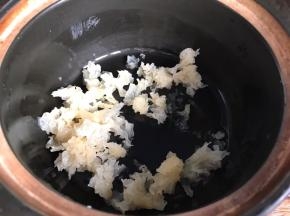 洗净掰碎，沥水后放入锅中