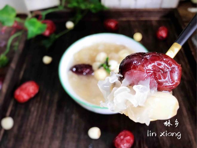 红枣莲子银耳汤