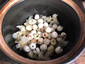 洗净沥水后放入银耳锅中