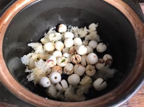 洗净沥水后放入银耳锅中