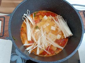 将金针菇，豆腐放入