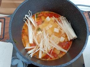 将金针菇，豆腐放入