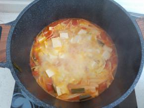 淋入鸡蛋液，煮至翻滚