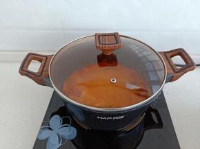 盖上锅盖焖煮至熟