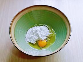 鸡蛋磕入大口器具中，加入糖粉。（细砂糖也可以）
