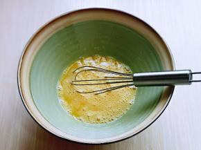 用手动打蛋器，打至均匀，再加入纯牛奶，充分搅拌融合。