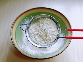 筛入低筋面粉与泡打粉。