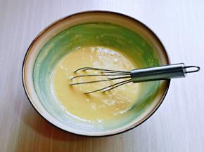 用手动打蛋器轻轻打至均匀，无干粉。