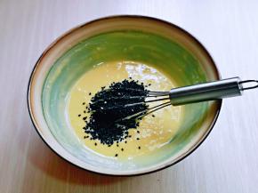 再加入熟黑芝麻，手动打蛋器打至均匀。(建议使用熟芝麻，熟的芝麻口感更香)