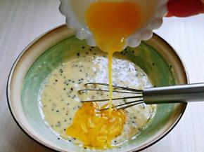 加入融化的黄油液，充分拌均匀，再加入玉米油再次拌均匀，避免油水分离现象，所以一定要充分拌均匀后再加入剩下的玉米油。(全部用黄油也可以，但不建议全部用玉米油，少了黄油口感上会差那么一点点)