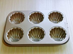 模具中刷上一层薄薄的玉米油，将蛋糕糊从冰箱取出室温放置2分钟。