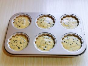 将蛋糕糊挤入模具中7-8分满即可。（这个量学厨6连模具正好）