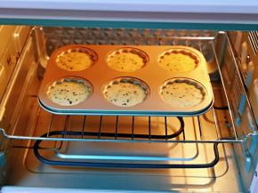 将模具入烤箱中层。