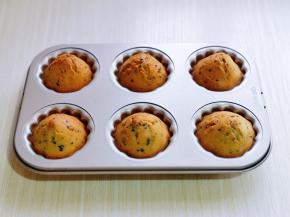 注意观察颜色哈，时间到，戴上隔热手套取出烤盘，趁热脱模。