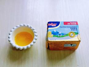 黄油隔水融化。