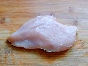 鸡胸肉洗干净。