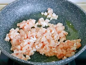 起油锅，加入切好的鸡丁，小火煸炒。