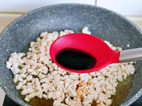 再加入生抽提鲜。