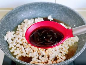 加入蚝油调色，再按个人口味加入盐。