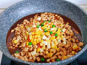 加入准备好的，玉米粒，豌豆，胡萝卜丁。