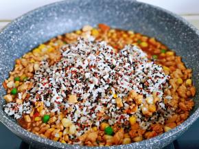 转小火，加入做好的藜麦糯米饭。