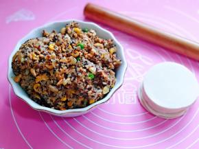 准备好饺子皮，擀面杖。