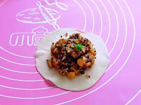 再盛一勺烧麦馅，馅料多少可以根据个人喜欢来，但是不建议放太少，那样不好看。