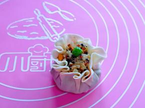 虎口手法捏起来，露出一点馅料更好看，如图。