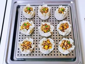 依次包完，放在蒸屉上。