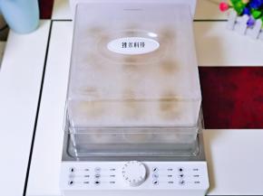 蒸锅工作结束，断电，焖2分钟再打开。