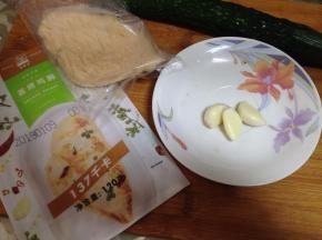 准备食材，鸡胸肉自然化冻，鸡胸肉是已经腌制好的成品
