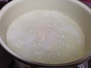 把鸡胸肉放入开水中煮5分钟捞出过凉