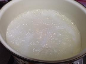 把鸡胸肉放入开水中煮5分钟捞出过凉