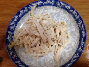 然后撕成细丝备用