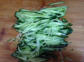 黄瓜切成细丝
