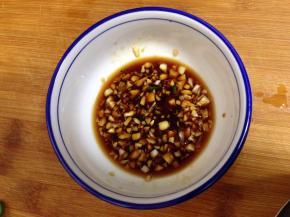 大蒜碎入碗加入生抽、米醋拌匀