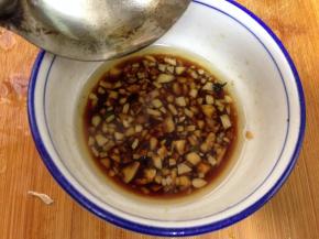 小勺里加入适量油放入花椒粒炸至变色捞出不要，迅速浇到碗汁里拌匀