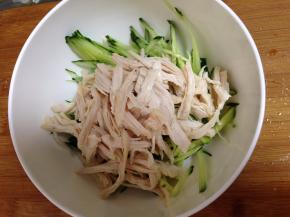 黄瓜丝和鸡丝放入碗中