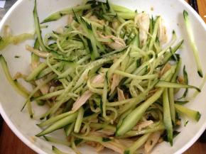 倒入碗汁拌匀即可，好吃快捷又开胃