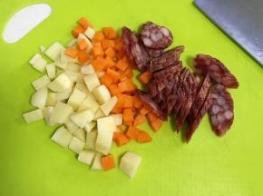 土豆和胡萝卜去皮切丁，腊肠切片。