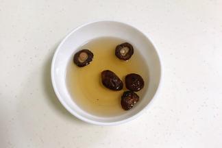 香菇用温水泡发30分钟至软。