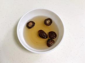 香菇用温水泡发30分钟至软。