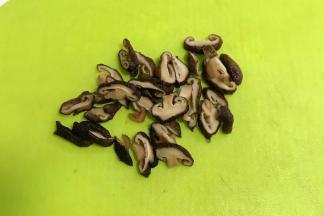 用刀把香菇切片。